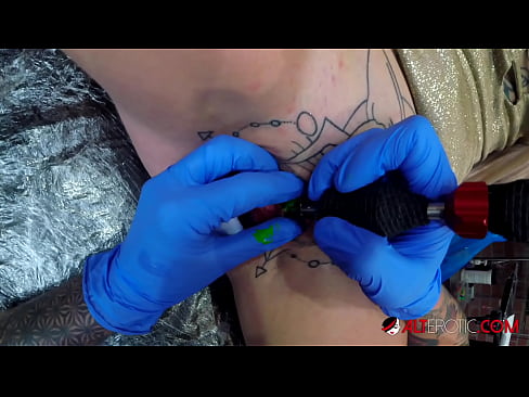 ❤️ Keçika pir tattookirî Sully Savage tattooek li ser klîtorê xwe kir. Derb li me ku.onlyindianpornx.ru